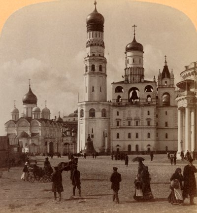Toren van Ivan de Grote en Kathedraal van de Aartsengel Michaël, Kremlin, Moskou, Rusland door Underwood and Underwood