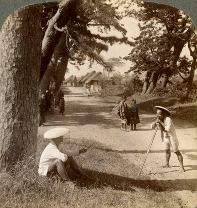 Reizigers rustend onder de pijnbomen bij Suzukawa, oude postweg van Tokio naar Kyoto, Japan, 1904 door Underwood and Underwood