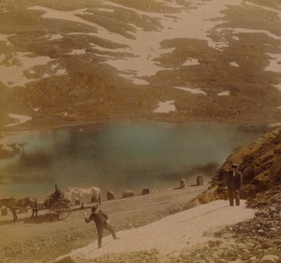 Reizigers met julisneeuwballen, op weg over de Haukeli-bergen, Noorwegen door Underwood and Underwood