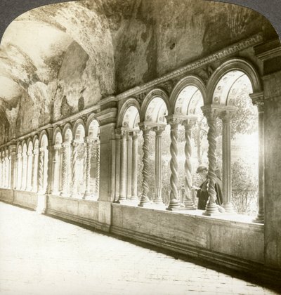 Gedraaide zuilen in de klooster, Basiliek van Sint Paulus Buiten de Muren, Rome, Italië door Underwood and Underwood
