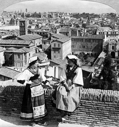 Twee vrouwen in traditionele klederdracht in Rome, Italië door Underwood and Underwood