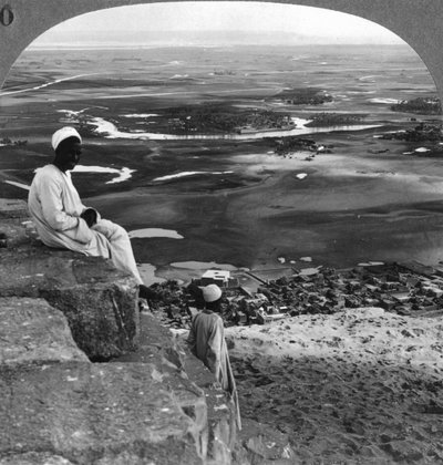 Uitzicht vanaf de top van de Grote Piramide, Gizeh, Egypte, 1905 door Underwood and Underwood