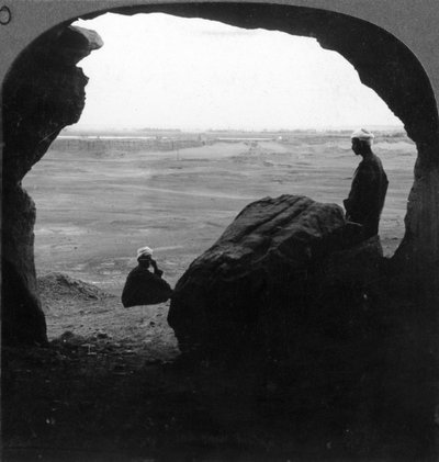 Ommuurde stad El Kab, gezien vanuit een deur van een graf in de kliffen, Egypte door Underwood and Underwood