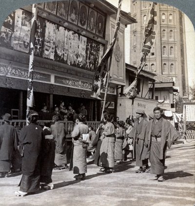 Kijken naar een gratis show op Theatre Street, noordwaarts naar Asakusa Tower, Tokio, Japan, 1904 door Underwood and Underwood