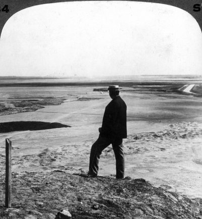 Kijken naar een zandwervelwind vanaf de top van de Hawara-piramide, Egypte, 1905 door Underwood and Underwood