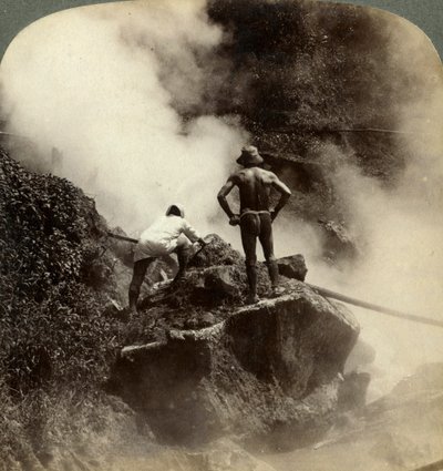 Een uitbarsting van stoom en kokende modder halverwege de vulkaan Aso-san, Japan, 1904 bekijken door Underwood and Underwood