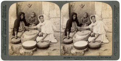 Vrouwen die malen bij de molen, Palestina door Underwood and Underwood