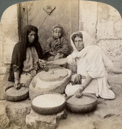Vrouwen die malen bij de molen, Palestina, 1900 door Underwood and Underwood