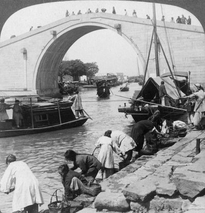 Woo Men Brug en Grand Imperial Kanaal, Suzhou, China door Underwood and Underwood