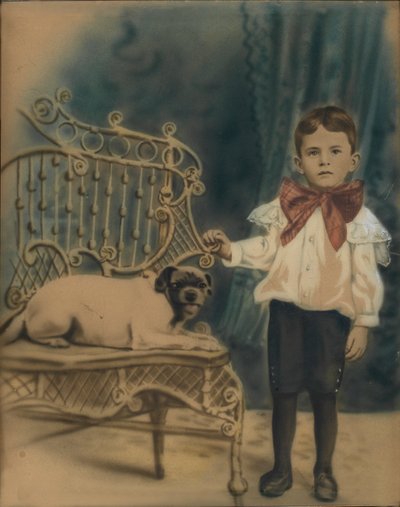Jongen met hond op stoel door Unidentified
