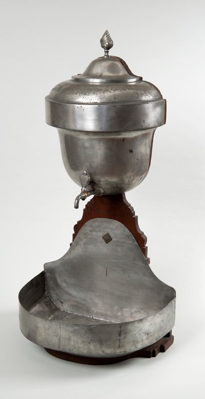 Muurcisterne met bassin door Unidentified Maker