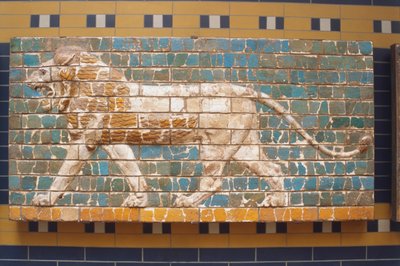 Azië, Turkije, Istanbul, leeuwenreliëf geschilderd op bakstenen muur, zijaanzicht van woeste gele leeuw met grote manen lopend tegen groene achtergrond. door Unknown