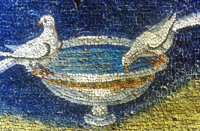 Duiven drinken: mozaïek in Galla Placidia (390-450) mausoleum in Ravenna, Italië, (5e eeuw, vroege christelijke kunst) foto genomen in 1990 door Unknown
