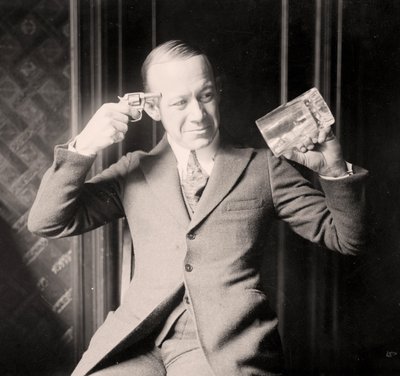 Ernie Hare mimeert zijn ongenoegen over de drooglegging, ca. 1920 door Unknown