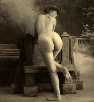 Vrouwelijk naakt, ca. 1900 (sepia foto) door Unknown