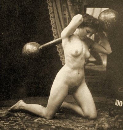 Vrouwelijk naakt dat oefent met een Globe Barbell, ca. 1900 (sepia foto) door Unknown