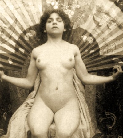 Vrouwelijk naakt poseren met een grote waaier, ca. 1900 (sepia foto) door Unknown