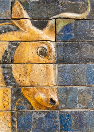 Istanbul, Turkije. Archeologisch Museum. Geglazuurde bakstenen stier in reliëf van de Ishtarpoort, Babylon, daterend uit de Nebukadnezar II periode circa 604-562 v.Chr. door Unknown