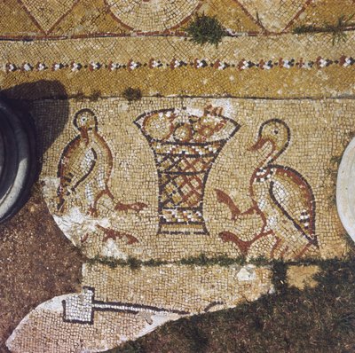 Libanon, deel van een Byzantijns mozaïek tussen de ruïnes van Beit Meri. door Unknown