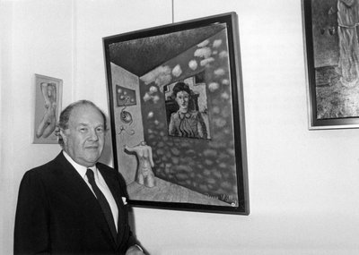 Pierre Velly Alias Pierre De Varga Voor een van Zijn Canvas bij de Opening van Zijn Tentoonstelling in de Galerie 3000 11 April 1986 door Unknown