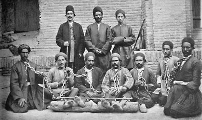 Gevangenen en cipiers in een gevangenis, Nahavand, Perzië, 1902 door Unknown