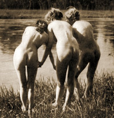 Drie Gratiën, een vrouwelijk naakttrio, ca. 1900 (sepia foto) door Unknown