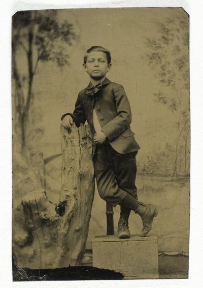 Zonder titel (Portret van leunende jongen) door Unknown