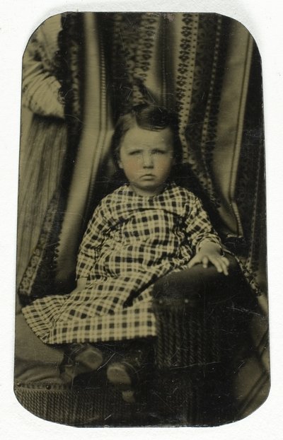 Zonder titel (Portret van een zittend meisje) door Unknown