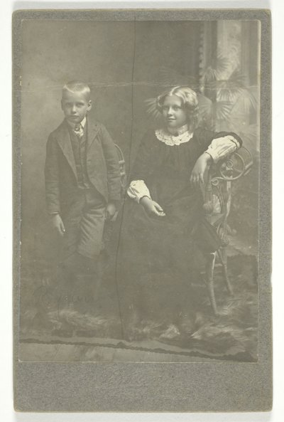 Zonder titel (jongen en meisje) door Unknown