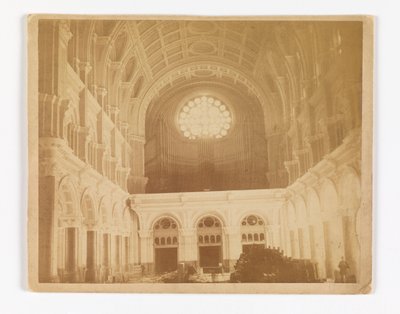 Uitzicht op het interieur van de kerk van St. Johannes de Doper, Brooklyn, kijkend naar het westen richting het roosvenster door Unknown