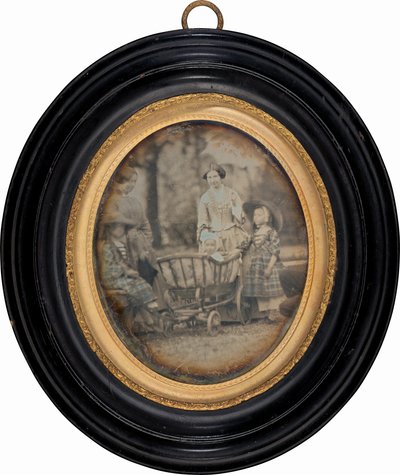 Twee Vrouwen en Drie Kinderen in de Tuin door Unknown 19th Century
