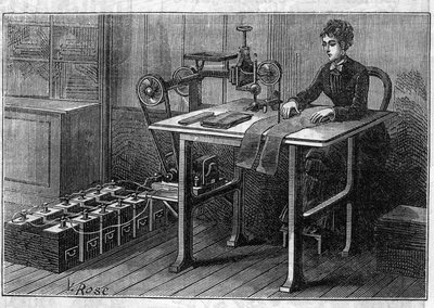 Toepassing van Faure-batterijen: snijmachine voor stof aangedreven door de accumulator. Gravure in 