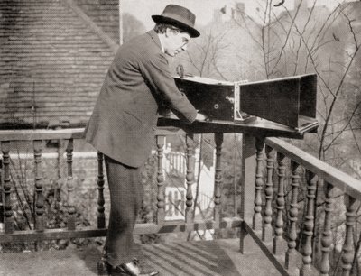 Archibald Montgomery Low met de Audiometer, uit Master Minds of Modern Science, gepubliceerd 1930 door Unknown