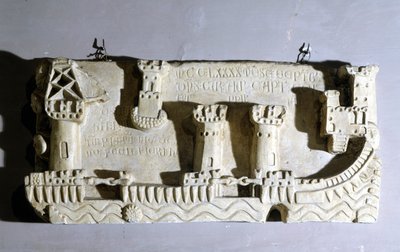 Bas-reliëf dat de oude haven van Pisa voorstelt. We merken de kettingen op die de toegang tot de haven blokkeren, genomen door Genua als trofee na de Slag bij Meloria tegen Corsica. Genua, Maritiem Museum van Pegli. 1290. door Unknown artist
