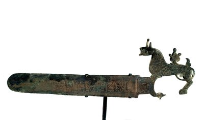 Bronzen zaag met het blad versierd met inscripties. Dierenvormig handvat door Unknown artist