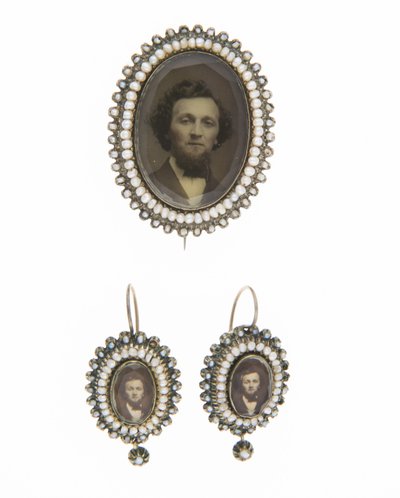 Broche en bijpassende oorbellen, ca.1880, Foto