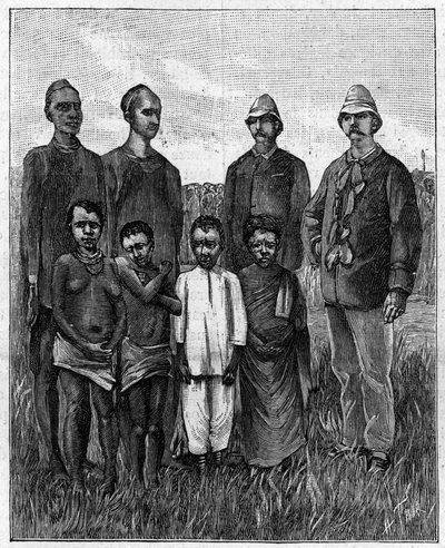 Centraal-Afrikaanse Pygmeeën vergezeld door Engelse en Soedanese officieren. (Van een foto). Gravure in 