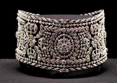 Choker-stijl ketting van platina en diamanten, gedragen door mevrouw Potter Palmer I, geboren Bertha Honoré door Unknown artist