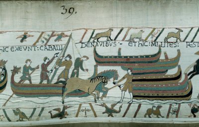 Normandische schepen varen langs de Engelse kust. Het paard trekt de boot op de gang. (detail) door Unknown artist