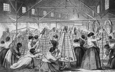 Crinolinefabrieken: het leggen van hoepels. door Unknown artist