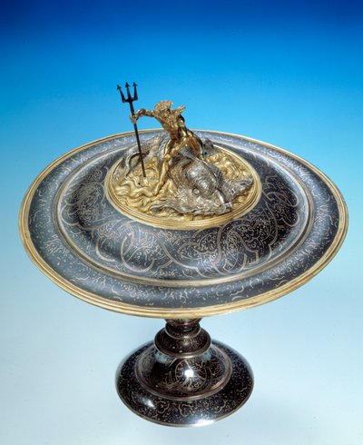 Beker bedekt met zilver nielle en goud bekroond door een beeldje van Neptunus. Eind 16e eeuw Parijs. Louvre Museum door Unknown artist