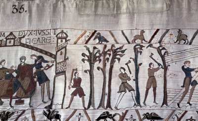 Hertog Willem gaf opdracht tot de bouw van schepen, bomen werden gekapt - Tapijt van Bayeux, bekend als Borduurwerk van Koningin Mathilde door Unknown artist