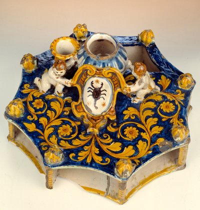 Acht-delige schrijfset gemaakt in majolica (maiolica) in donkerblauw, geel en lichtgroen. 1560-1570 Enouen, Nationaal Renaissance Museum door Unknown artist