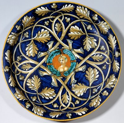 Faience bord met een vrouwenbuste door Unknown artist