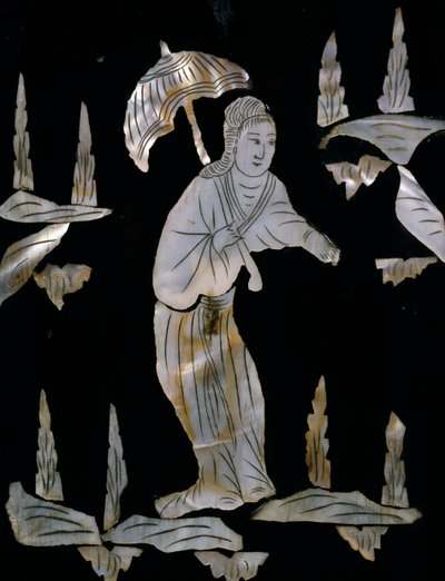 Vrouwelijke figuur met paraplu, detail van parelmoer ingelegd kabinet met chinoiserie decoratie door Unknown artist