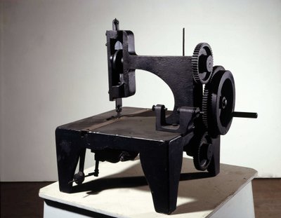 Eerste model van Singer naaimachine. midden 19e eeuw. door Unknown artist