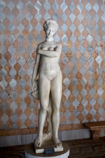 Flora (Carrara marmer) door Unknown artist