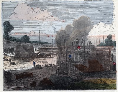 Fabricage van een baksteen in de 19e eeuw: bakken. De bakstenen worden in lagen gelegd en vervolgens bedekt met aarde voordat ze in brand worden gestoken. Gravure eind 19e eeuw. door Unknown artist