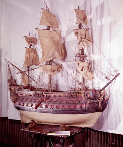 Militaire marine: miniatuurmodel van een schip met drie dekken door Unknown artist