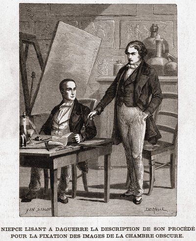 Niepce leest aan Louis Daguerre de beschrijving van Heliografie voor, voor het vastleggen van beelden uit camera obscura - Nicephore Niepce (1765-1833), Franse uitvinder, pionier van de fotografie door Unknown artist